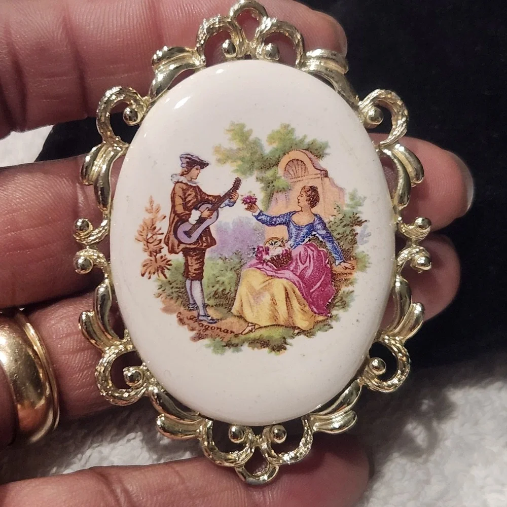 Vintage Fragonard Style Courting Couple Oval Brooch Gold Tone Filigree‎ Frame